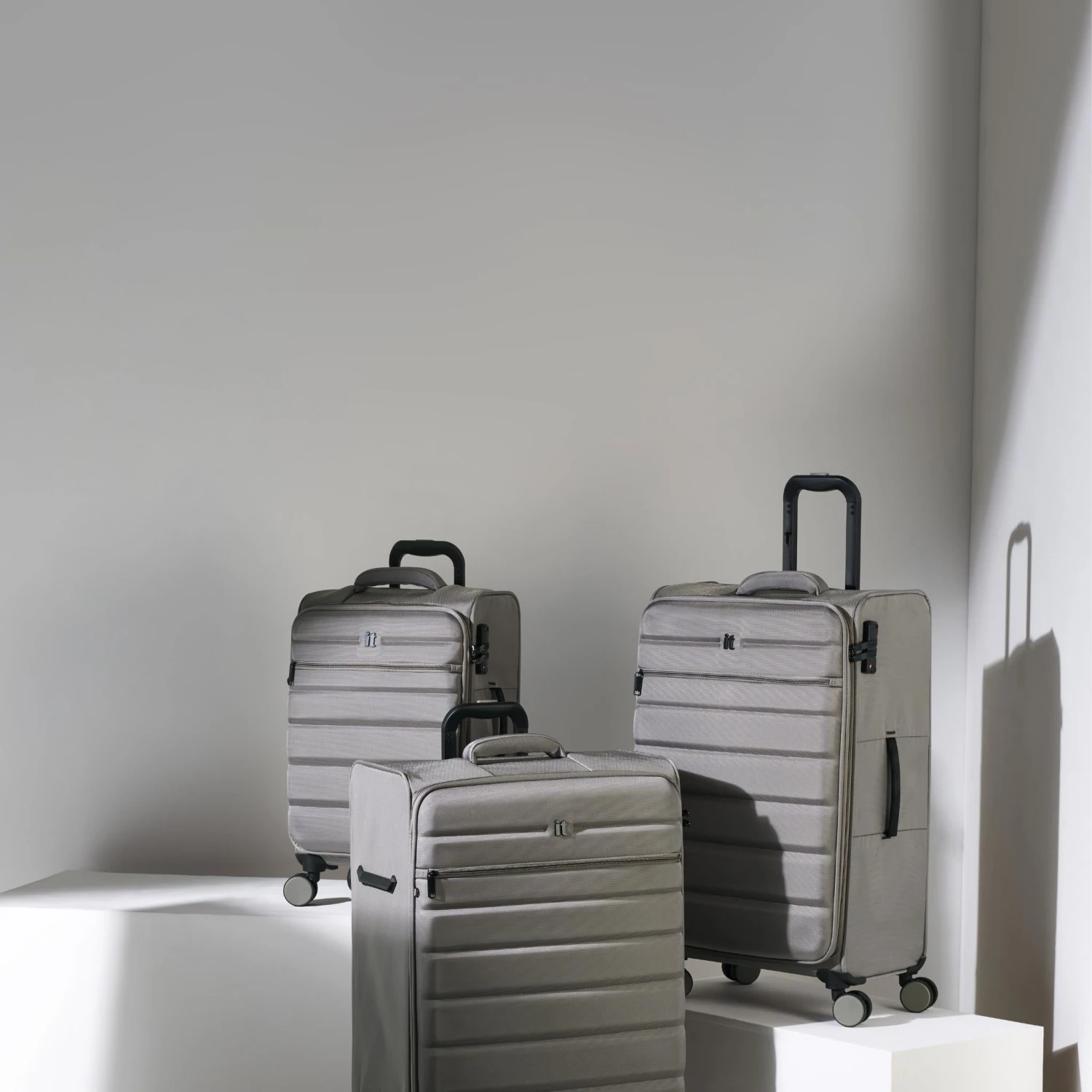 IT Luggage Census - Large (Grey Skin) 9 IT Luggage Census - Large (Grey Skin) - Image 7